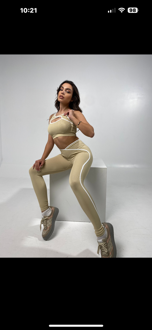 Lola’s hole beige set