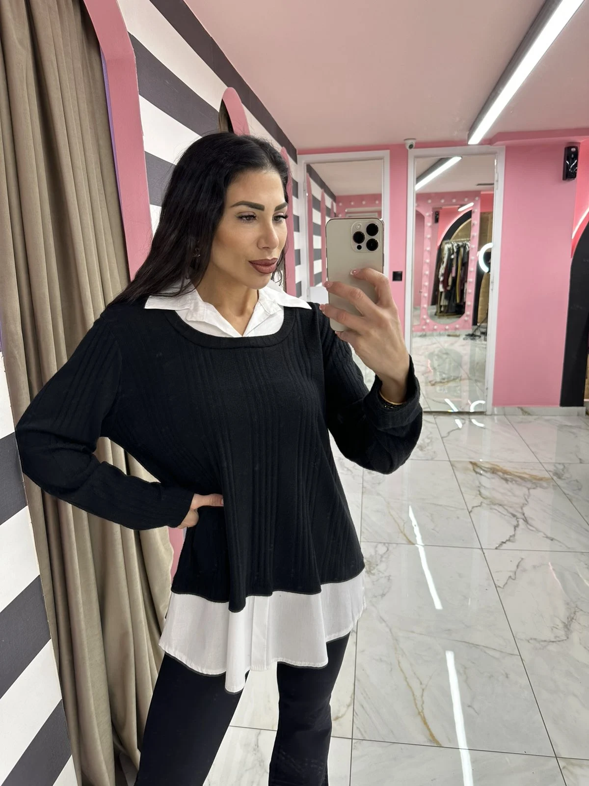 0-02-05-18de93cd7fe27f88e700e829e44a50988b3ed83b4947f4acc4b83cf955fa9db7_2237f857f71 Black/White Blouse - Image 1