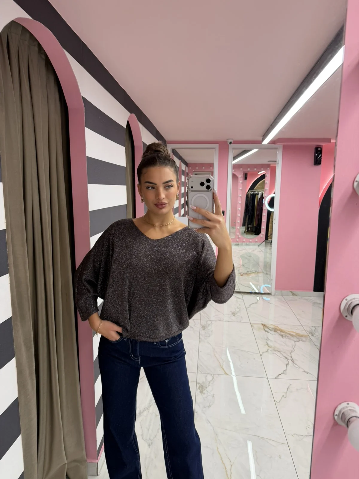 0-02-05-6a84711bdec8952bb81fe1e46e0d8772a08233b0fac037a015a720d4afea52ea_2226e307d39 Everyday Chic - Image 1