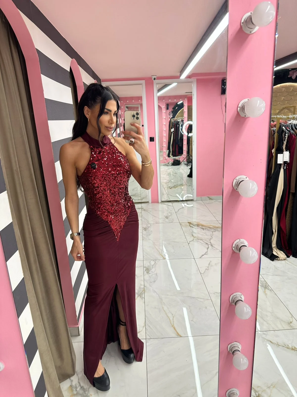 0-02-05-25bc01be97473a5b1e853ff853c64fea163004848ff04c1240ef05b94fbbd4e3_222f1aedbed Maxi Dress με Πούλιες – Μπορντό - Image 1