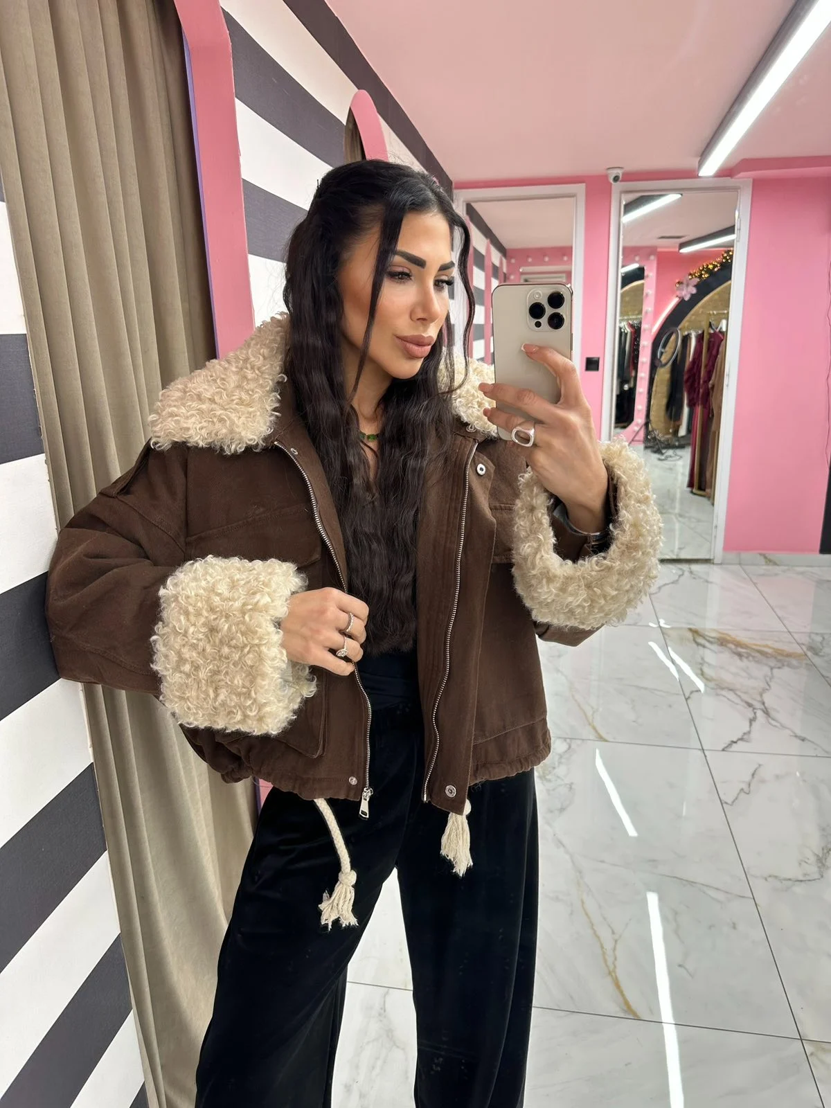 0-02-05-d331f06b5db5a41ce83078c2fcf25384031c4fd9b98329bd8f13cfc946982d87_2233a5a9192 Jacket Brown Teddy - Image 1