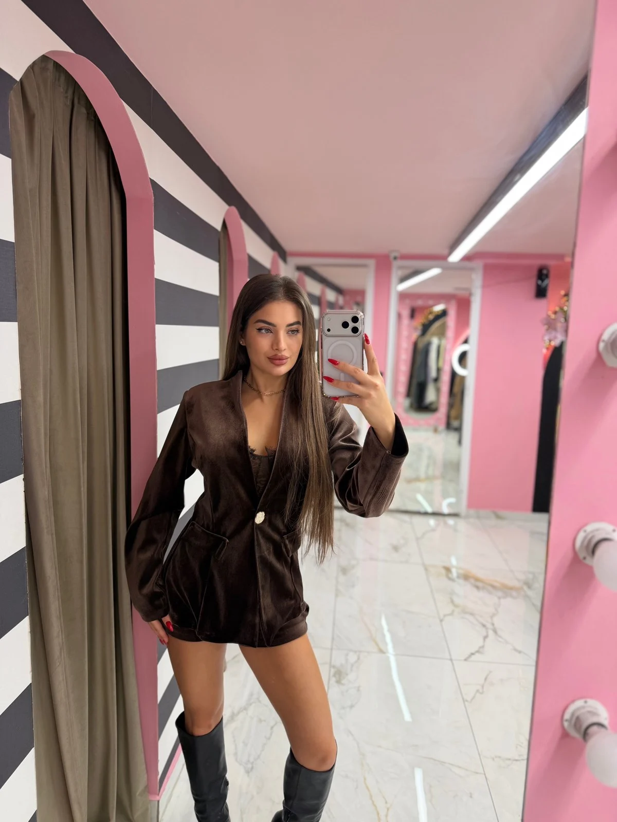 0-02-05-feaab0664a4034a82d5e2ee7837719868aceccf31f8e9487169f898f66467c06_222b240af6b Κοστούμι Velvet Boss – Καφέ - Image 1