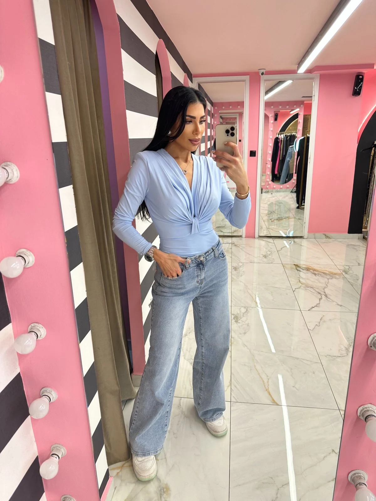 0-02-05-37cfa3c433f8e51a0aa11955c3a33df0a84b5bef48e3a9a6943ce8251a45882f_22361faabd7 Glam Pocket Jeans - Image 1